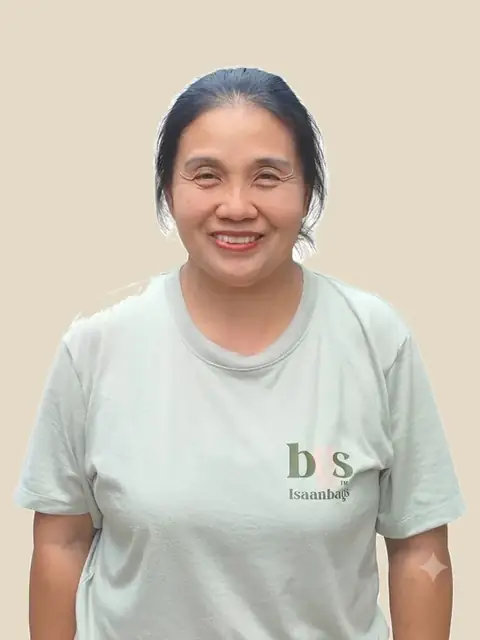 Boonme, seamstress at l’Atelier d’Isaan, wearing an Isaanbags t-shirt