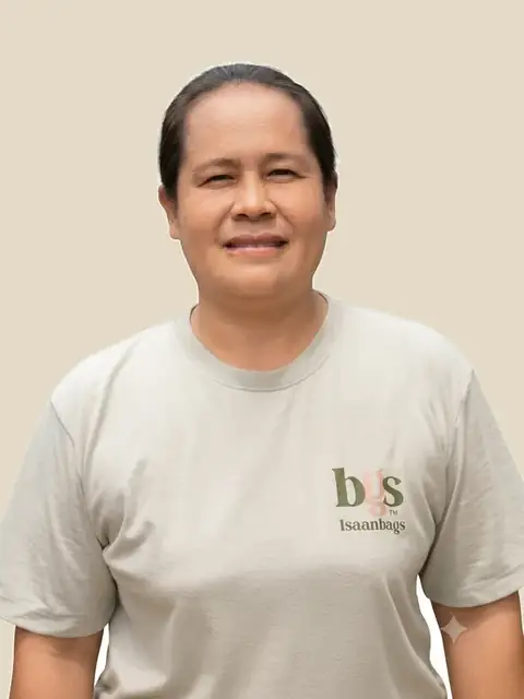 Kanjana, seamstress at l’Atelier d’Isaan, wearing an Isaanbags t-shirt