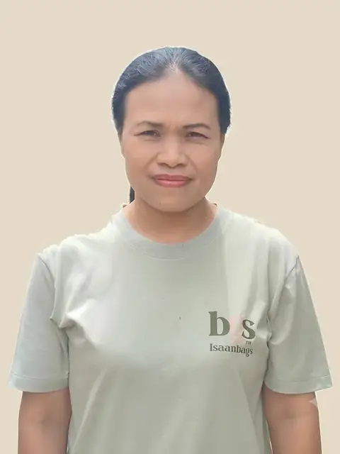 Maneerat, quality control and packing at l’Atelier d’Isaan, wearing an Isaanbags t-shirt