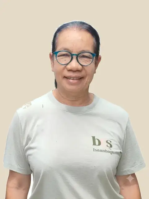 Pimngerm, workshop head and sample maker at l’Atelier d’Isaan, wearing an Isaanbags t-shirt